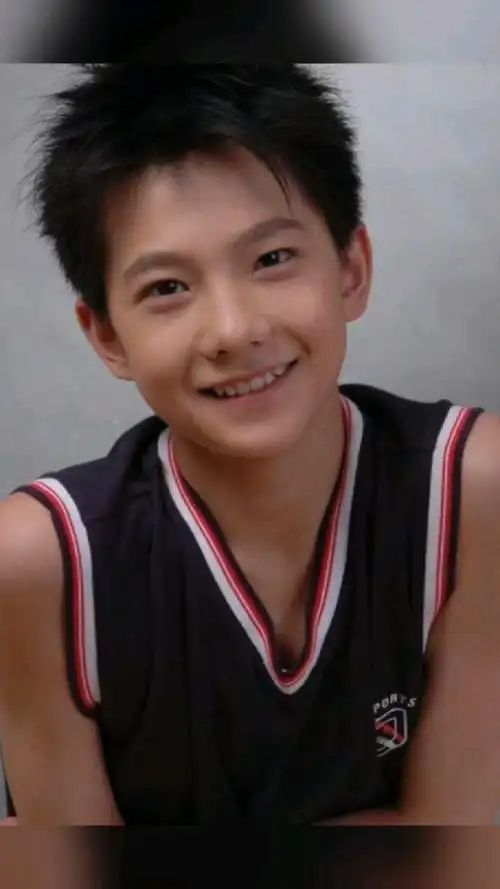 来一组杨洋从小到大的照片,小时候到现在没啥变化,真的是从小帅到大