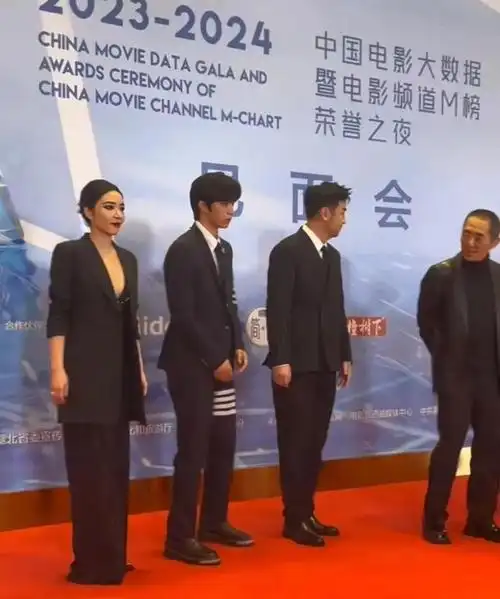 电影夜成龙为刘浩存提裙摆高叶暖心张小斐好尴尬