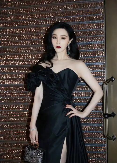 范冰冰气质太惊艳!穿优越挂肩长裙美得像贵妇,颜值回到巅峰时刻