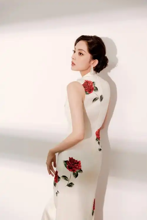 娜扎红玫瑰旗袍#古力娜扎〈风起西州〉直播,娜扎最新旗袍造型"娜扎