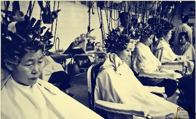 老照片80年代的全民烫头罕见照