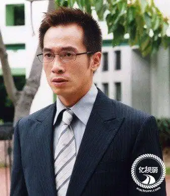 而陈豪也是一位非常喜欢戴眼镜的男星,在很多影视作品中都有佩戴,而且