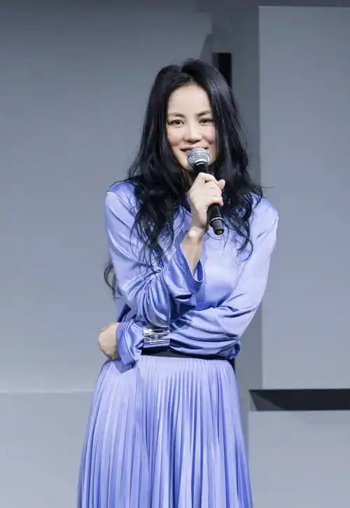 王菲,一个不食人间烟火的存在,却曾是把时尚穿搭玩得最溜的人_衣服