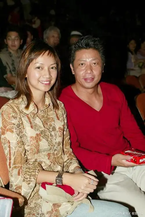 原蔡国庆的富婆妻子太显老晒全家福父子俩帅气,她素颜干黄像保姆