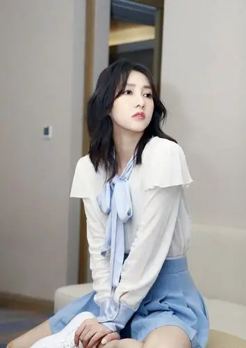 弦子发微博晒新造型淡绿色针织衫配深绿包包秋日色彩好搭配