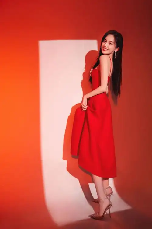 原创女明星红色礼服造型pk迪丽热巴时尚又时髦刘亦菲穿出少女感