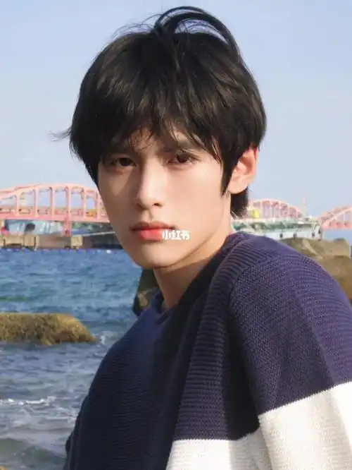 这款发型基本洗完吹干,用夹板或者浅烫下摩根都可最后擦一下就可以了