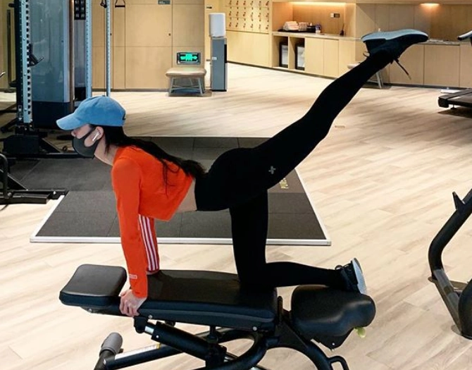 克拉拉欧洲夜游,晒照秀唯美背影,一看就经常健身