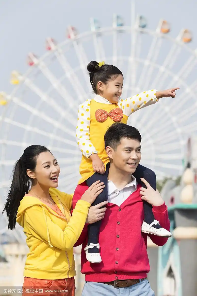 快乐的一家三口去游乐园玩