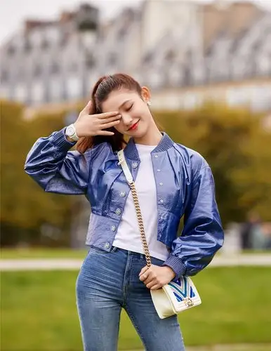 2018巴黎时装周十月街拍:林允(你的胖鱼请接收( ))