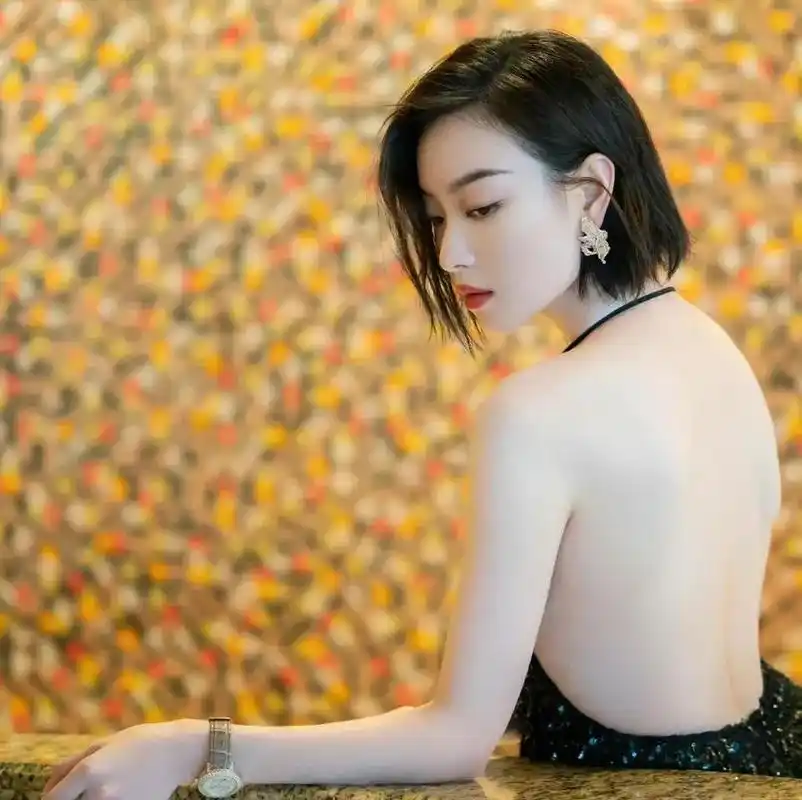 倪妮身材太好了,尽显成熟女性的时尚魅力.