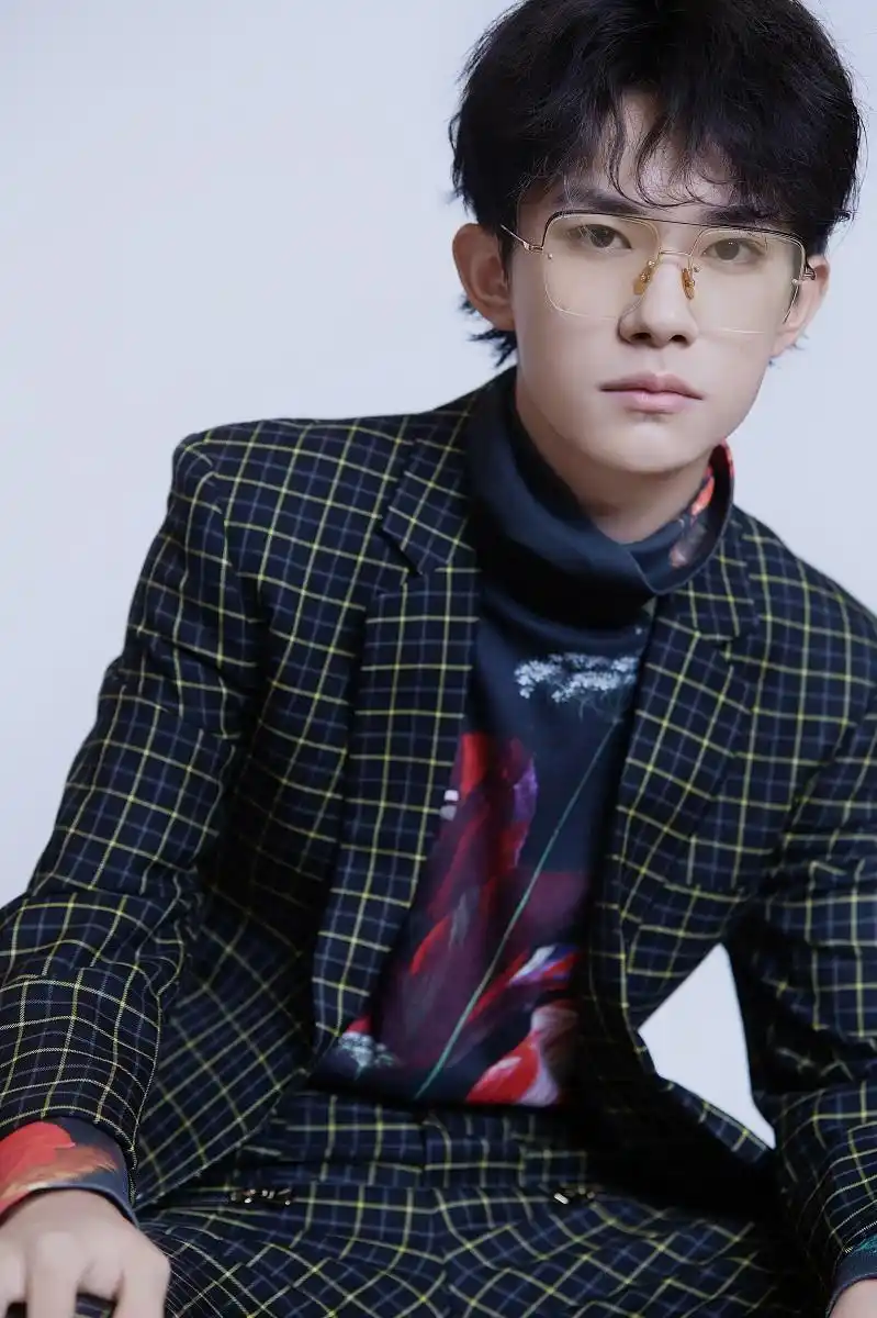 易烊千玺眼镜杀造型亮相晚会开场秀引爆全场