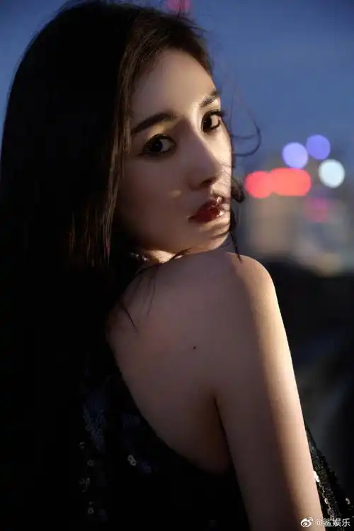 杨幂露指手套##杨幂暗夜妖精