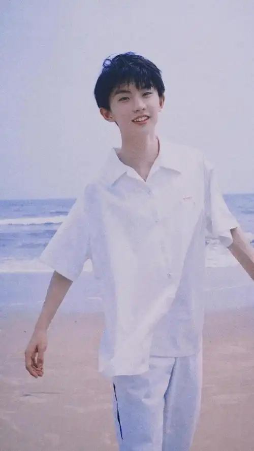 干净清新男孩马嘉祺海边迷人写真