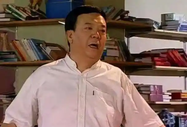 《家有儿女》"胡一统" 坐街边吃饼,头发花白脸部苍老难认剧外,马书良