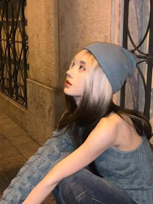 鞠婧祎不愧为新造型女孩不对称针织毛衣搭配牛仔裤休闲又时尚