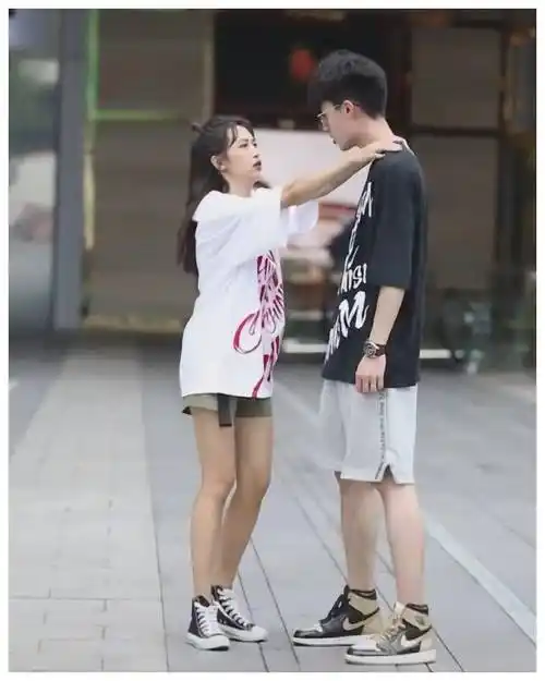 最萌身高差情侣秀恩爱,当女生穿上男友衣服,单身狗:给条活路吧_大卫亚