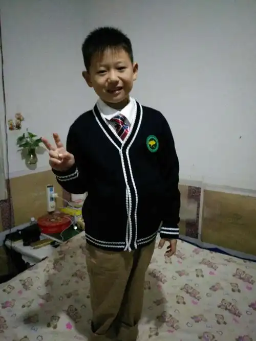 这是七岁上小学一年级的我,穿上校服的我很帅气吧!