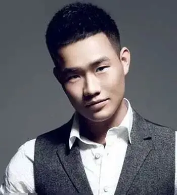 男生寸头短发造型,头顶的发丝稍微长些,在吹成子弹头的造型,很时尚,很