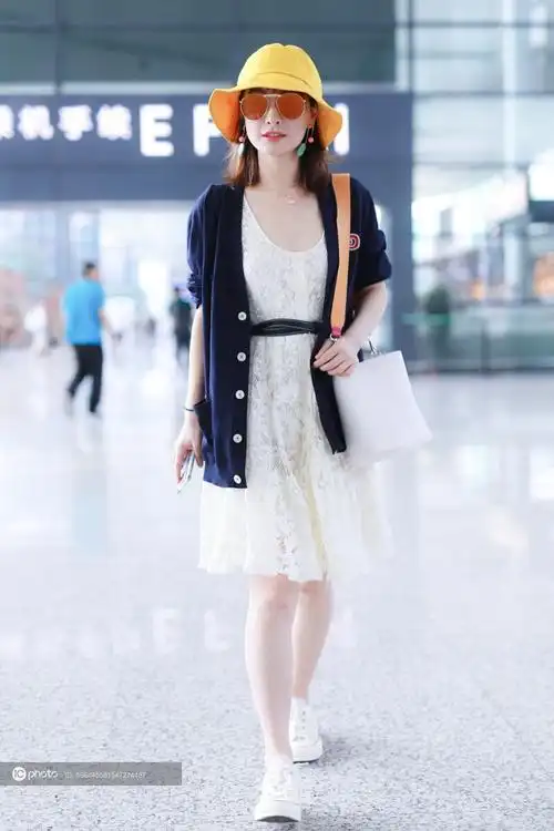 吴昕一身夏日装扮清新感满满现场调戏摄影师俏皮可爱