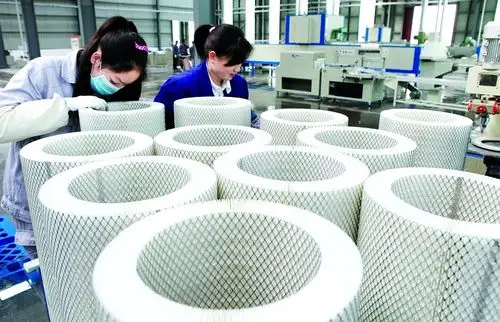 工人正在生产汽车空气滤清器