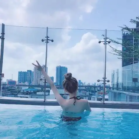 2021年最火情侣头像单人泳池的海边的宾馆的都有