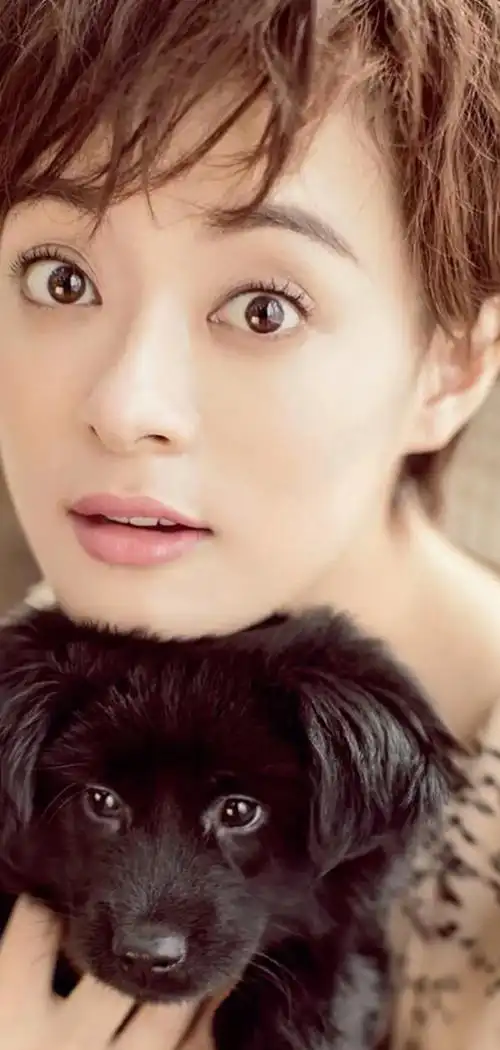 真挚而深邃的眼神孙俪那双眼睛总是散发出一种真挚而深邃的力量,仿佛