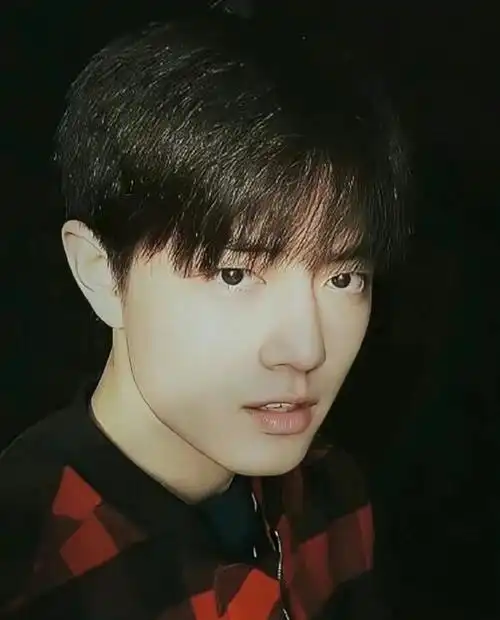 肖战超话刚刚出道那会儿的小赞#肖战#一如既往地秉着初心,站在自己