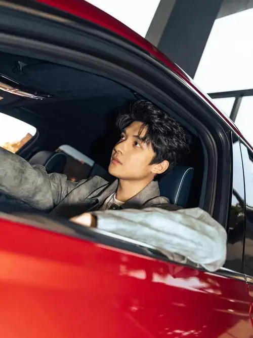 他们说紧握方向盘的男人最帅
每个人心里应该都有一辆梦想中的车吧