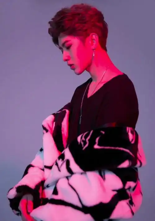 初见蓝玫瑰 会发光的名品美貌!#蔡徐坤