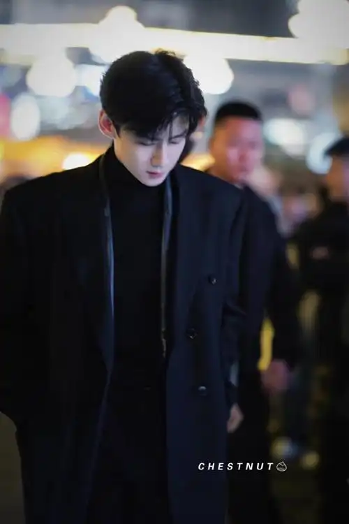 白敬亭章若楠难哄最新路透##白敬亭难哄新路透##白敬亭桑延黑衣孕型