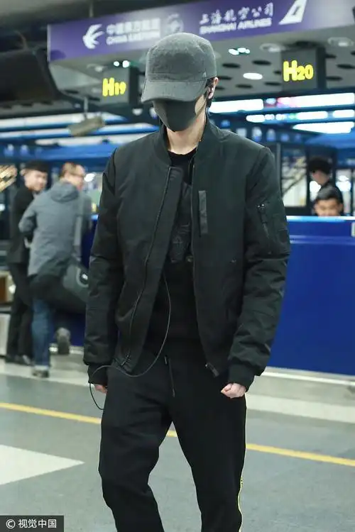 华晨宇黑色夹克侧条纹运动裤 口罩遮面高冷十足