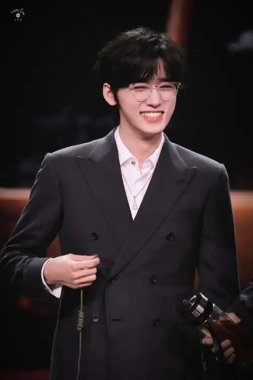 宋亚轩微博之夜##宋亚轩推眼镜