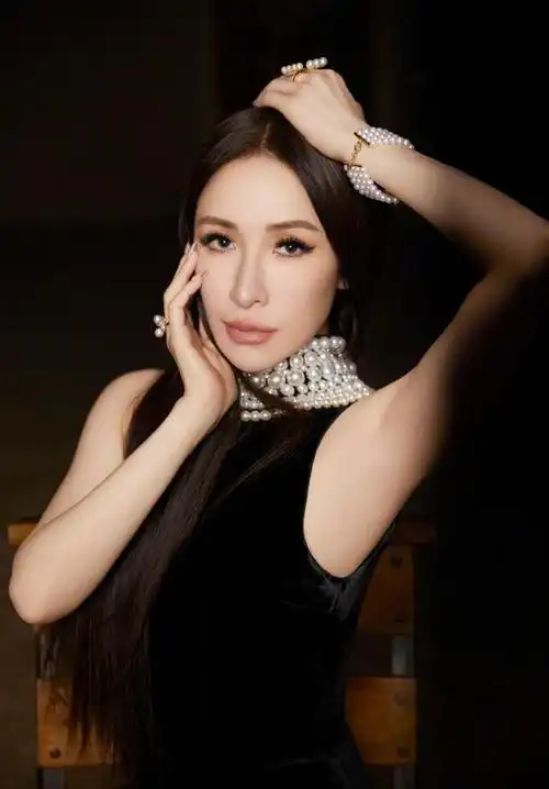 缺失父爱,出道换16任男友,45岁的萧亚轩,一年半要动4次手术|李玟|黄皓