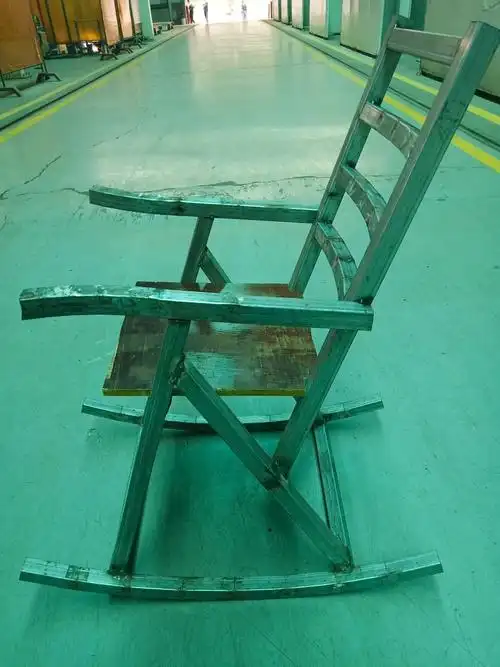 图3休闲摇椅图4钢琴通过毕业设计课程的学习,同学们亲自设计与制作