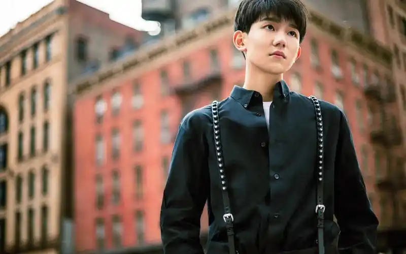 tfboys王源纽约绅士帅气街拍图片壁纸