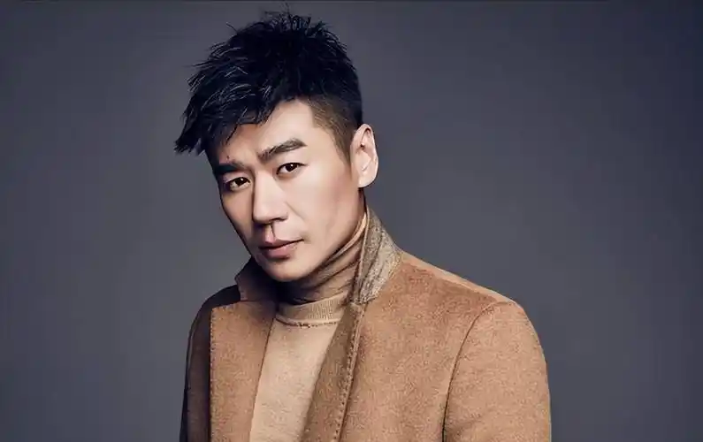 如今已经42岁的徐佳仍是单身一人,曾经有人传万茜是他老婆,结果闹了个