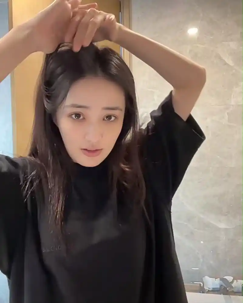 徐璐不拍戏在家休息,素颜录视频眼睛有点肿,尤其是双眼皮变得很宽了