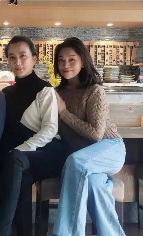 一,史可穿厚针织衫 阔腿牛仔裤的优点分析首先我们来看看史可的穿搭.