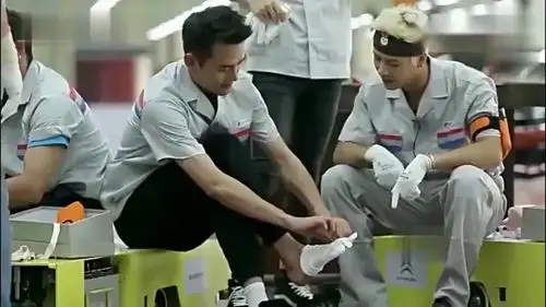 王凯笑王嘉尔普通话的梗,王嘉尔揭短王凯脚大,相爱相杀