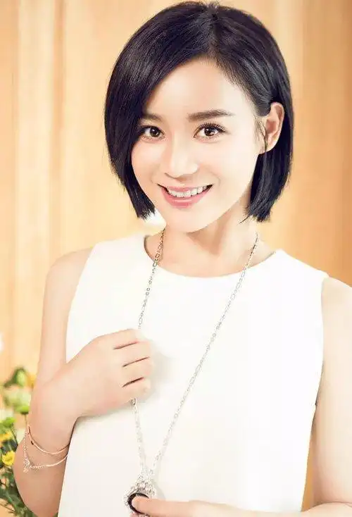 都市女人修剪的短发神器流行白领的女孩子短直发发