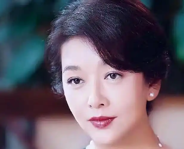 靳东:两次爱上离婚妇女,不顾家人反对娶了二婚女,如今很幸福