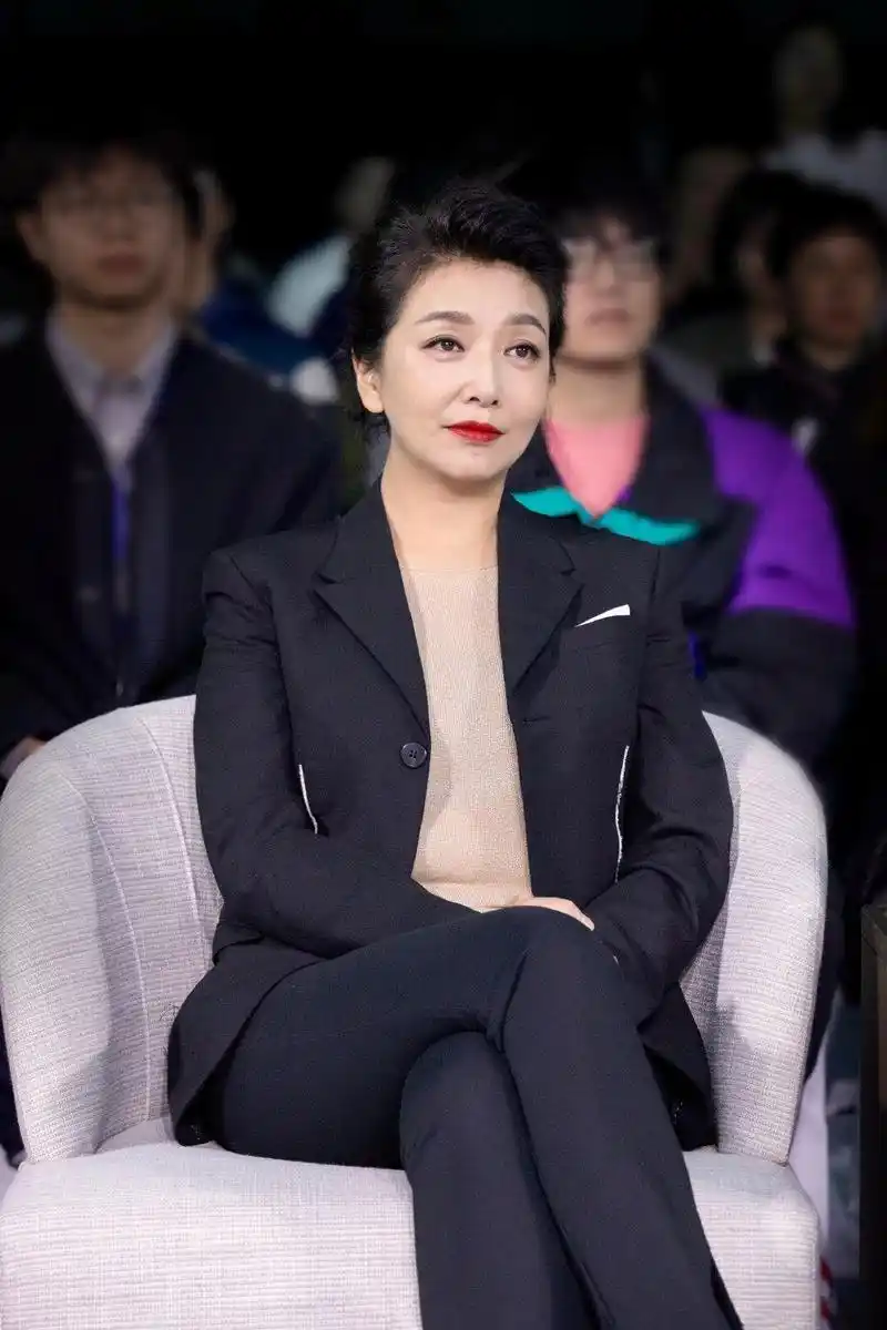 江珊的长相非常有大女人气场,因此当她驾驭气质单品时,整个人就像身价