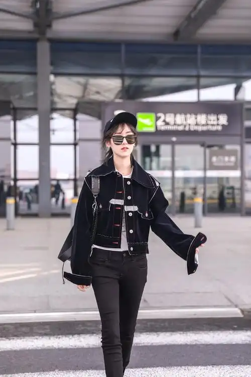 袁冰妍曝机场个性街拍暖萌少女展现率性真我