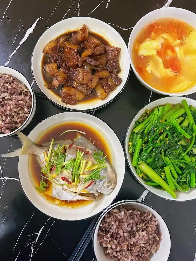 潮汕小夫妻晚餐|三菜一汤.今日晚餐消费:43元  清蒸鲳鱼  - 抖音