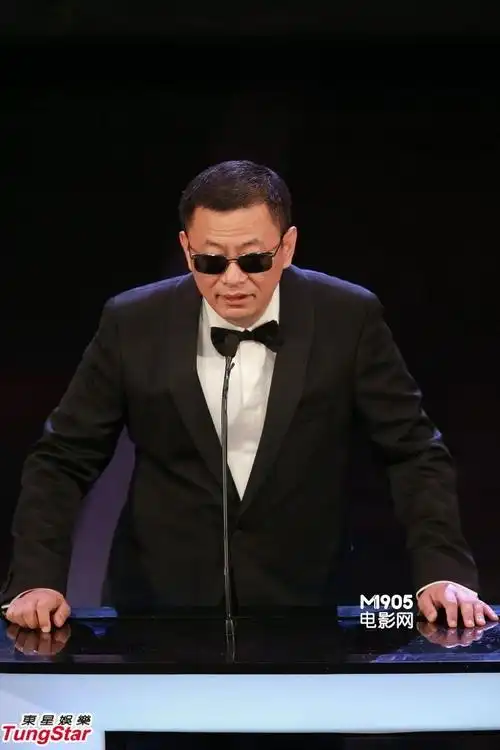 > 王家卫墨镜不离身遭调侃 登台颁发专业精神奖