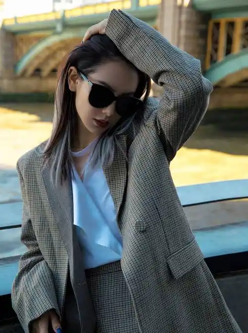 跟普通职业装下身的时尚西装裤不同,戚薇的通勤风在裤子版型的选择上