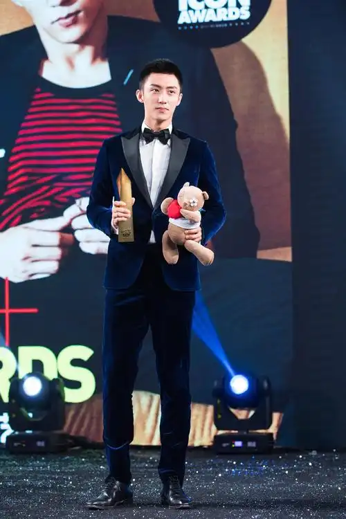 黄景瑜盛装出席instyle偶像盛典 西装造型尽显绅士魅力