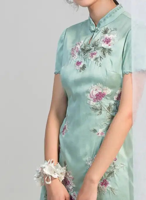 本次,界面app邀请朱茵拍摄一组大片,她身穿"渔"春夏新品改良旗袍廓形