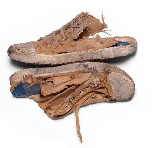 只顾着脏,压根就忘记了美!巴黎世家一双破烂运动鞋卖1450欧?